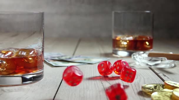 Kül Tablası Bir Puro Viski Ahşap Bir Masada Buzlu Zarlar — Stok video