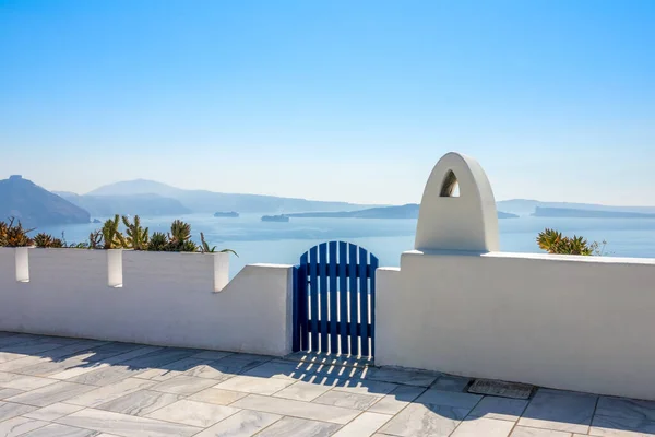 Yunanistan. Santorini. Thira Adası. Gezinti güvertesinde kapalı kale. Caldera 'nın yüksekliğinden deniz manzarası