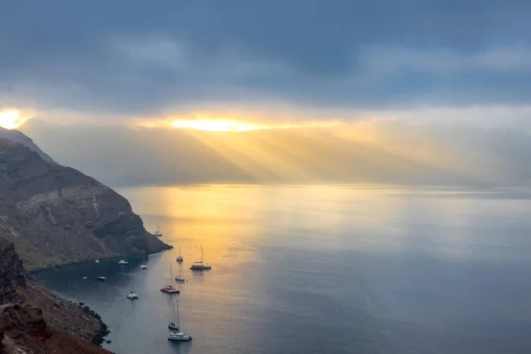 Görögországban Erős Felhők Borítják Santorini Kalderáját Napsugarak Megvilágítják Öblöt Néhány — Stock Fotó