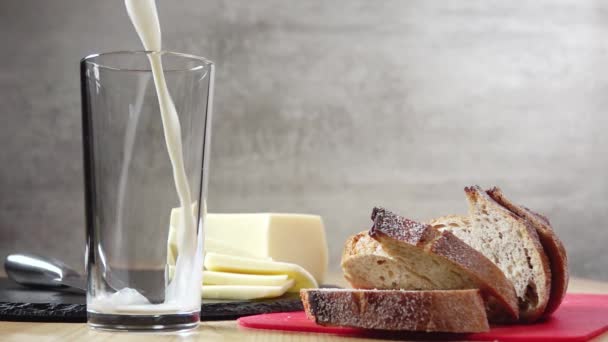 Corriente Leche Vierte Vaso Pocas Rebanadas Queso Fresco Pan Movimiento — Vídeos de Stock