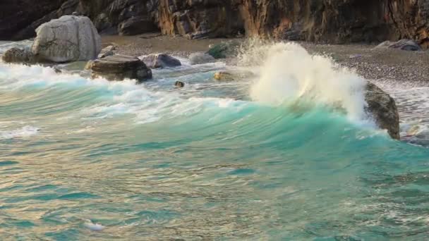 Sommer Felsige Küste Wellen Brechen Auf Steinen Mit Vielen Spritzern — Stockvideo