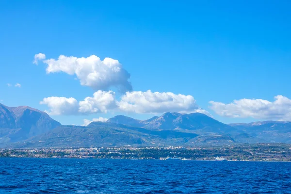 Grekland Stranden Vid Korintbukten Solig Sommardag Utsikt Från Vattnet — Stockfoto