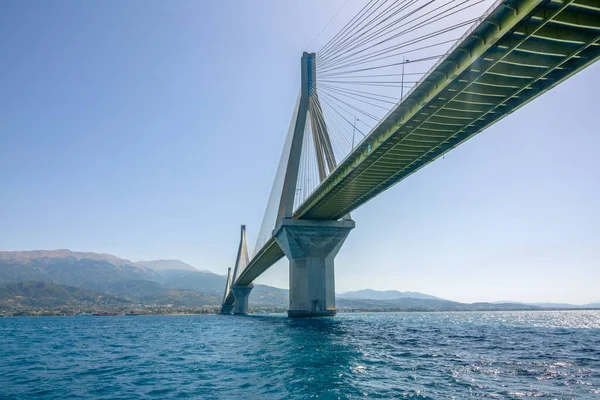 ギリシャだ リオン アンティリオン橋 天気の良い日には ケーブルの高いパイロンがコリントス湾に架かっていた 下の図 — ストック写真