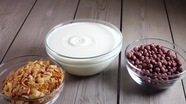 Chokladbollar Och Torra Cornflakes Till Frukost Ett Gammalt Träbord Droppe — Stockvideo