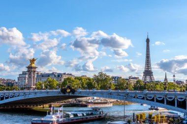 Fransa. Paris 'te güneşli bir yaz günü. Alexander III 'ün köprüsünün altında Seine nehrinin üzerinde bir eğlence gemisi. Eyfel Kulesi
