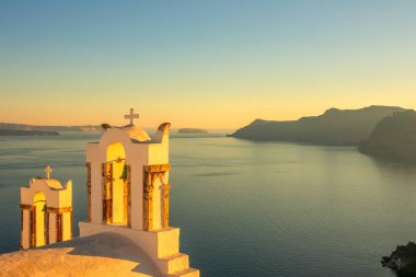 Yunanistan. Santorini Adası. Günbatımında Oia 'daki Yunan kilisesinde haçlar
