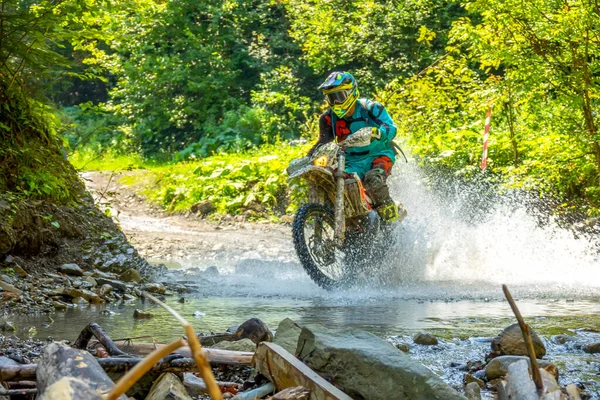 Slunečný Letní Den Enduro Atlet Překonává Lesní Potok Spousta Vodní — Stock fotografie