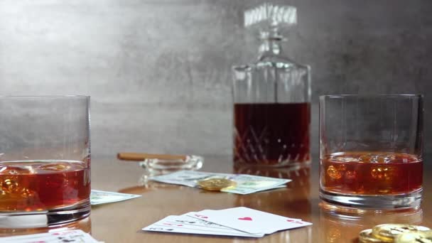 Stilleben Med Glas Whisky Med Isbitar Och Pengar Flaska Whisky — Stockvideo