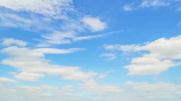 Blauer Himmel Und Schnelle Wolken Bei Sonnigem Wetter Zeitraffer — Stockvideo