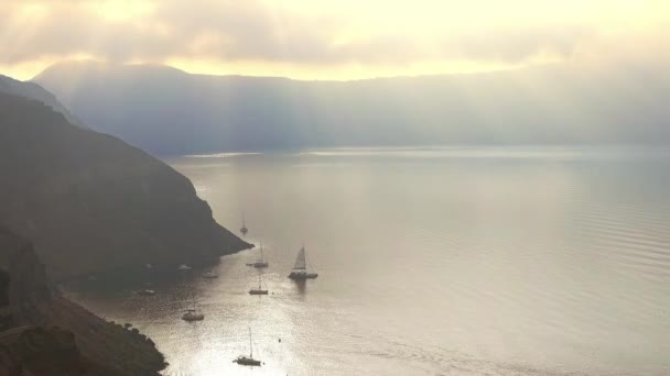 Grecia Nuvole Pesanti Sopra Caldera Santorini Raggi Del Sole Illuminano — Video Stock