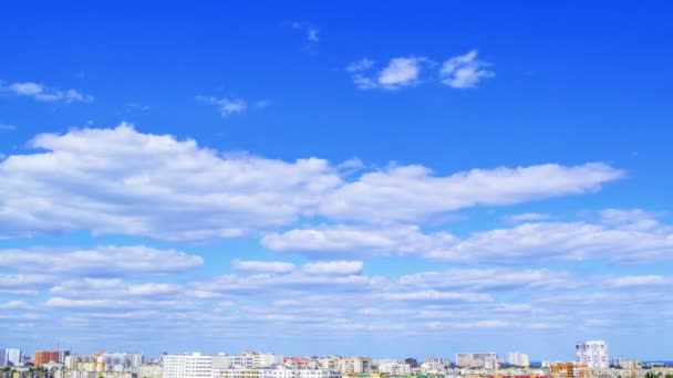 Μπλε Ουρανός Πάνω Από Την Ηλιόλουστη Πόλη Σύννεφα Τρέχουν Γρήγορα — Αρχείο Βίντεο