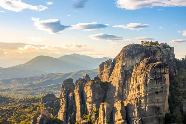 Yunanistan. Meteora 'da güneşli bir yaz akşamı. Yunan manastırları