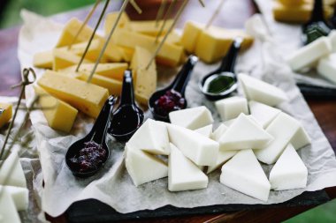 Çeşitli peynir parçaları ve sos.