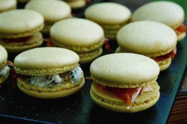 Bir tepside dizilmiş lezzetli kurabiyeler..