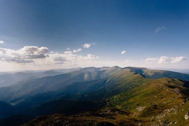 bulutlu ve tepeli karamsar manzaranın manzarası