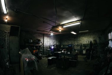 Kaynakçının karanlık atölyesinin iç mimarisi.