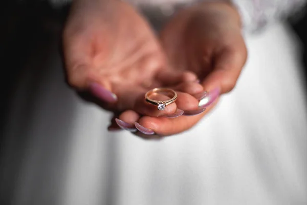 订婚戒指在新娘手里 — 图库照片