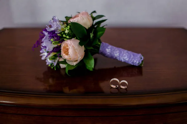 Brautstrauß Und Ringe Auf Dem Tisch — Stockfoto