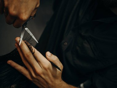 Müşterisinin profesyonel berber stili saçı. 