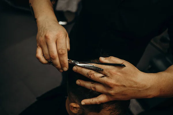 Professional Barber Styling Hair His Client — Stock Photo, Image