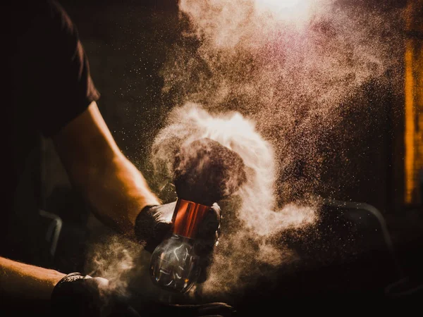 Detailní Pohled Štětec Rukou Holiče — Stock fotografie