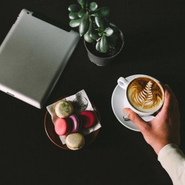 Lezzetli, taze kurabiyeler ve bir fincan kahve.