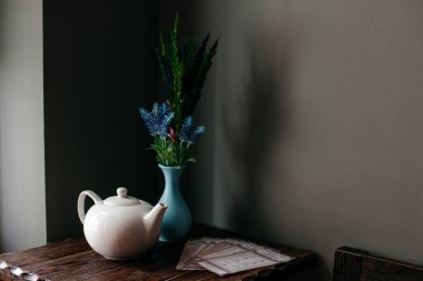 Vazo ve çaydanlıkla dolu bir hayat 