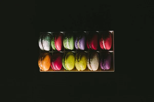 Pila Deliciosos Macarrones Brillantes Sobre Fondo Oscuro — Foto de Stock