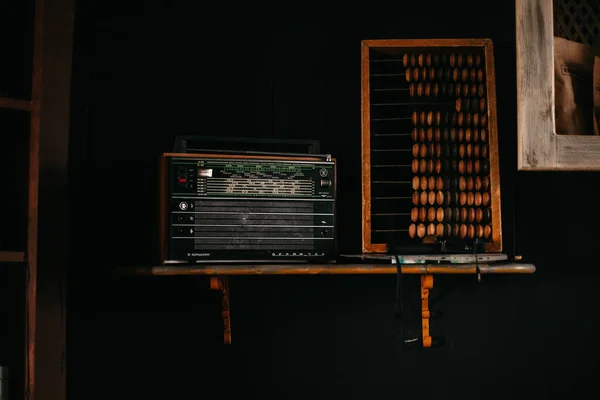 Ábaco Vintage Rádio Quarto Escuro — Fotografia de Stock