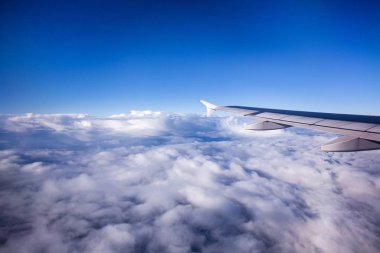 Uçan kanadın ve gökyüzündeki bulutların görüntüsü