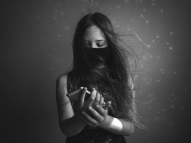 Karantina sırasında koruyucu maskeli kız evde tek başına.