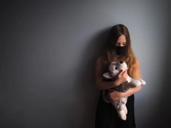 Karantina Sırasında Köpeğiyle Birlikte Koruyucu Maskeli Bir Kız — Stok fotoğraf