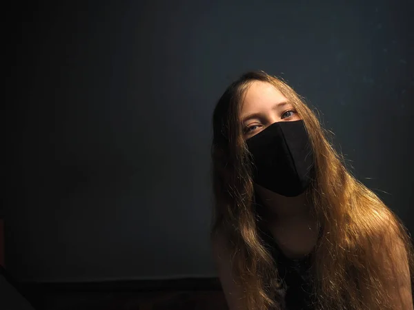 Chica Máscara Protectora Solo Casa Durante Cuarentena — Foto de Stock