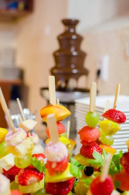 Meyveler düğün masasında.