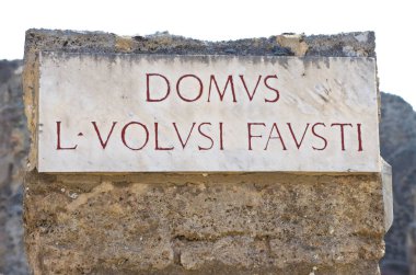 Pompeii harabelerinde bir evin önündeki tabela.