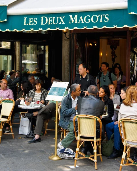 Paris, Fransa - 14 Temmuz 2011 - Lokantalar Paris 'teki ünlü Les Deux Magots kafesinin tadını çıkarıyorlar. Kafe hayatı her yıl milyonlarca turisti Paris 'e çekiyor..