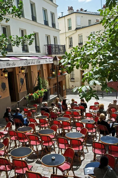 Paris, Fransa - 17 Temmuz 2011 - Lokantalar Montmartre, Paris 'teki açık bir kafede güneşin tadını çıkarıyorlar. Kafe hayatı, her yıl Paris 'i ziyaret eden milyonlarca turist için bir cazibedir..