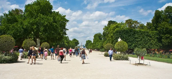 Paris, Fransa - 7 Temmuz 2011 - Paris 'teki Tuileries Garden' da (Jardin des Tuileries) güneşli bir öğleden sonra geçirdiler. Son zamanlarda Fransa, dünyanın en çok ziyaret edilen kentinde turizmi daha da artırma amaçlı tedbirleri açıkladı..