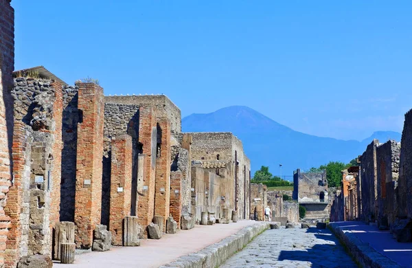 Arkasında Vezüv Dağı olan Pompei harabeleri.