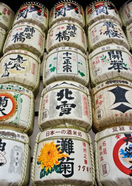 Tokyo, Japonya 'daki Meiji Tapınağı yakınlarında renkli sake fıçıları.