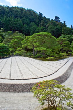 Kyoto, Japonya - 8 Temmuz 2012 - Kyoto 'daki Ginkaku-ji' deki ünlü rock zen bahçesi (Gümüş Pavyon). 2012 'de Gümüş Köşk 530. doğum gününü kutladı..