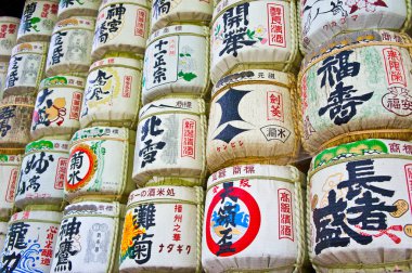 Tokyo, Japonya 'daki Meiji Tapınağı yakınlarında renkli sake fıçıları.