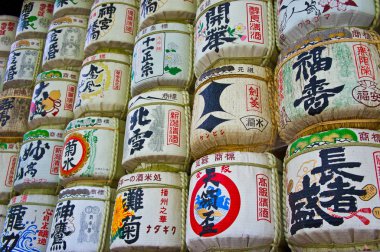 Tokyo, Japonya 'daki Meiji Tapınağı yakınlarında renkli sake fıçıları.