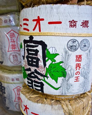 Tokyo, Japonya 'daki Meiji Tapınağı yakınlarında renkli sake fıçıları.