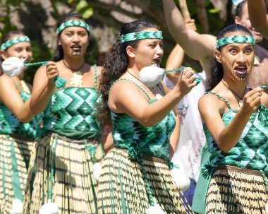 Oahu, Hawaii, Usa: Yeni Zelanda Maori savaşçıları gibi giyinmiş dansçılar Polinezya Kültür Merkezi 'nde gösteri yapıyorlar. Brigham Young Üniversitesi tarafından işletilen canlı müzede Hawaii, Yeni Zelanda, Samoa, Tonga, Fiji, Tahit kültürleri yer almaktadır.