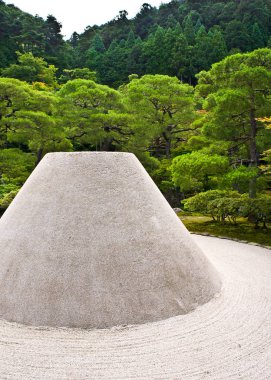 Japonya, Kyoto 'daki Gümüş Pavyon Tapınağı' ndaki Zen Garden tepeciği.