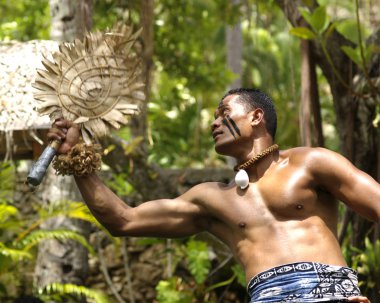 Oahu, Hawaii, Usa: Bir Fijili dansçı Polinezya Kültür Merkezi 'nde sahne alıyor. Brigham Young Üniversitesi tarafından işletilen canlı müzede Hawaii, Yeni Zelanda, Samoa, Tonga, Tahiti, Fiji ve Marquesas Adaları kültürleri yer almaktadır..
