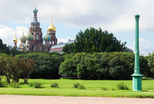 Парк "Поле Марса" и собор Крови в Санкт-Петербурге — стоковое фото