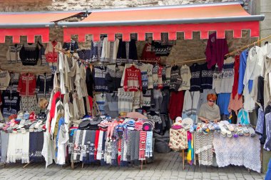 Talinn, Estonya - 14 Temmuz 2016 - Estonya 'nın başkenti Talinn' deki birçok dükkandan birinde renkli yün kazaklar.