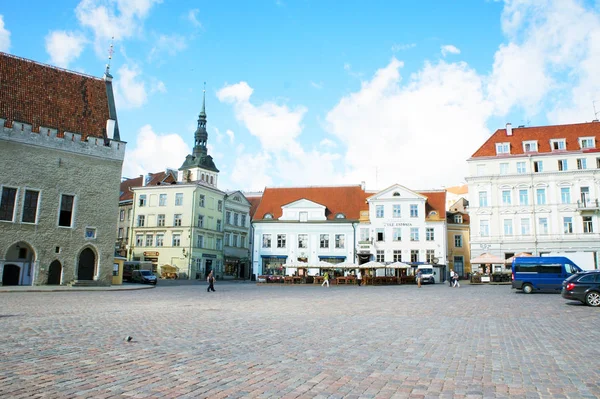 エストニアの趣のある首都タリンのメイン広場 — ストック写真